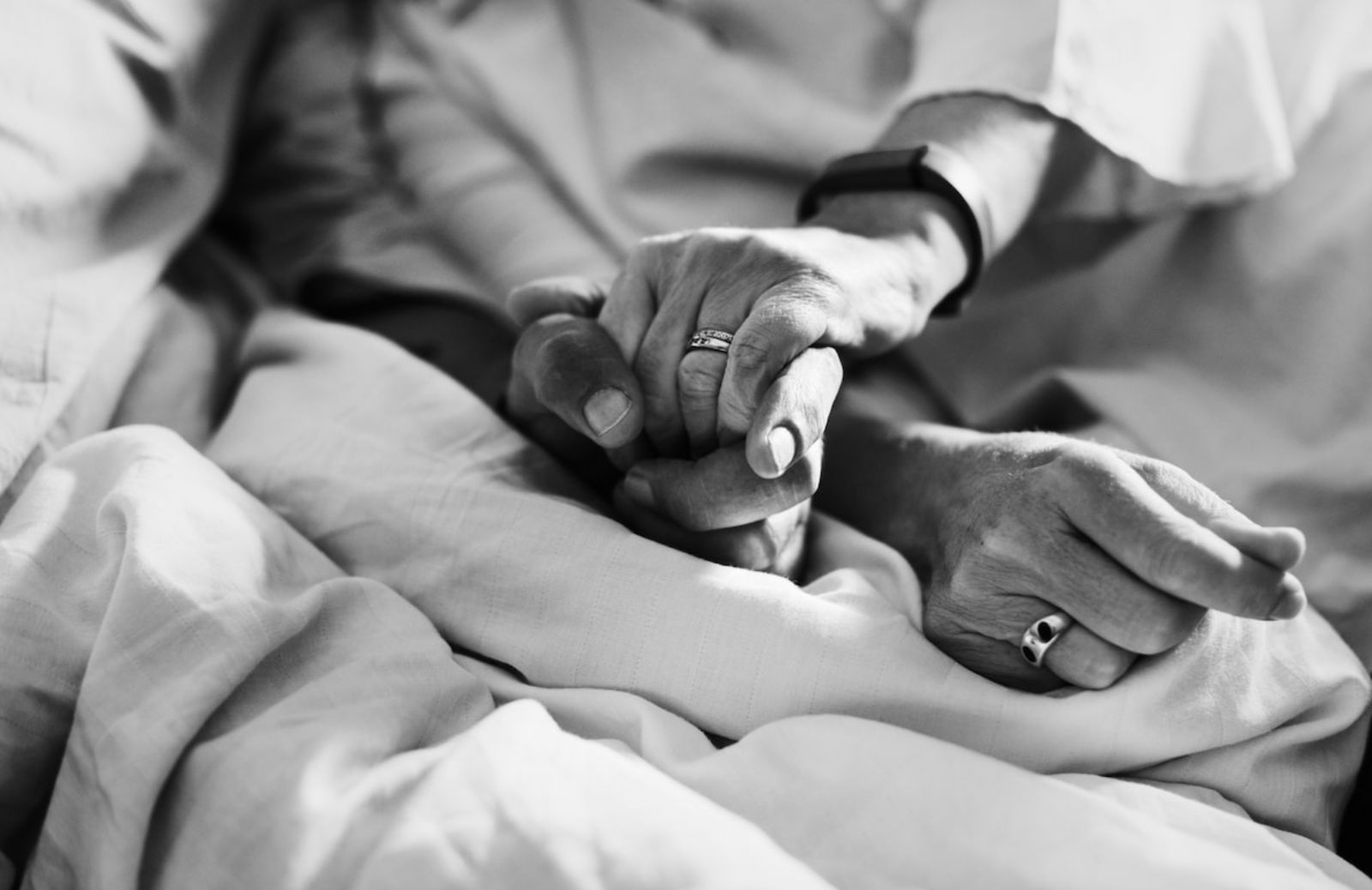 Nuove professioni: chi è e cosa fa la doula della morte