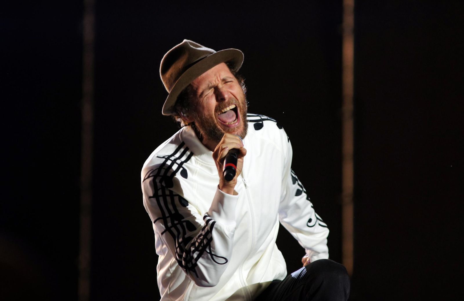 Le 7 frasi più romantiche delle canzoni di Jovanotti