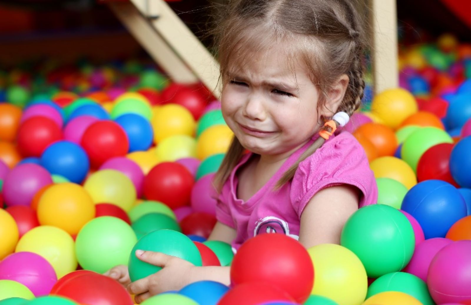 Nessuno va alla sua festa di compleanno: la bimba mangia la pizza da sola