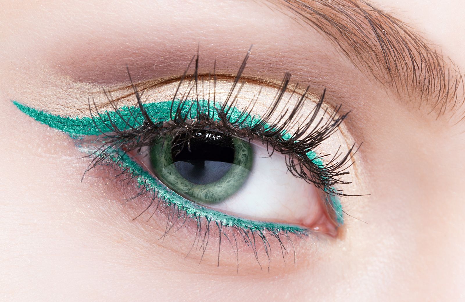 Eyeliner fluo: il trucco occhi che fa impazzire le millennials 