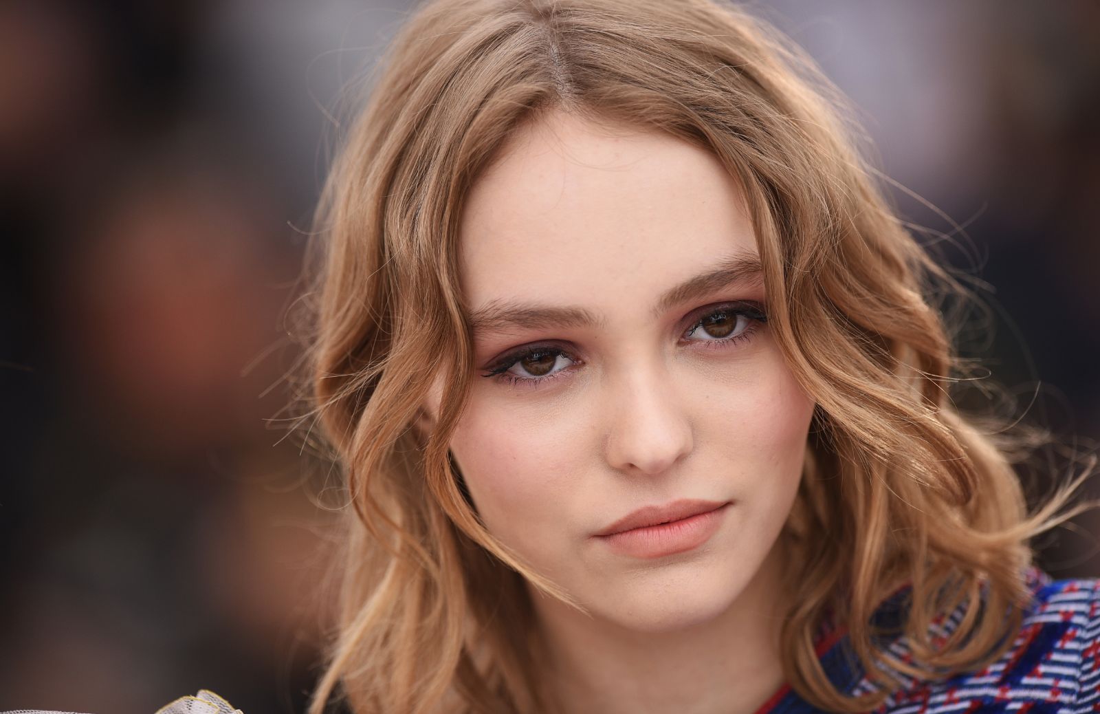 Lily Rose Depp, regina di stile alla Paris Fashion Week