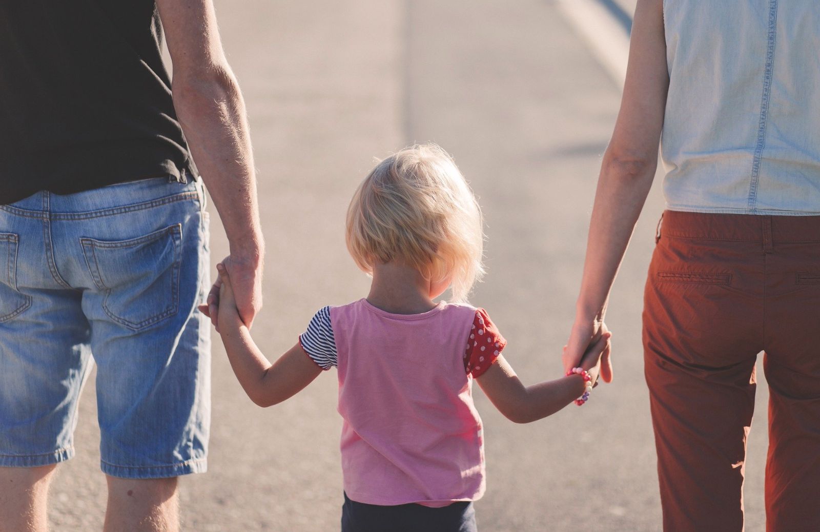 Adottare un bambino straniero: come si fa e cosa dice la legge