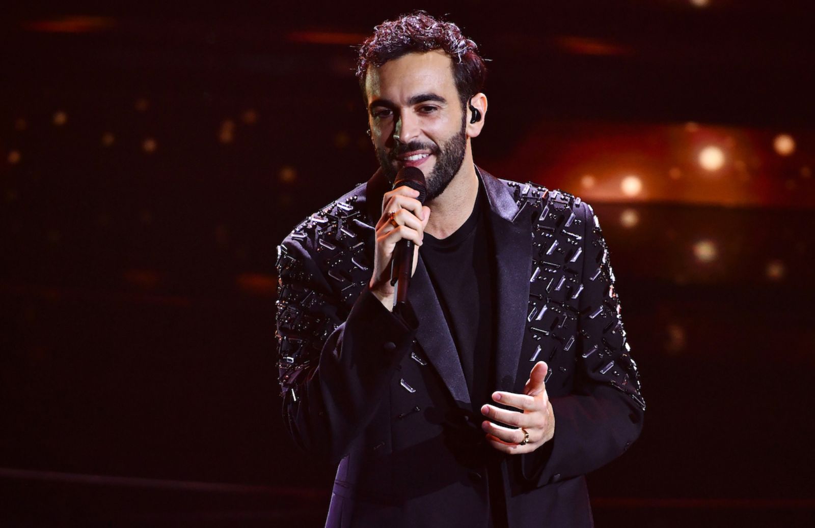 «Cambia un uomo»: la canzone di Marco Mengoni che ci invita ad affrontare le paure