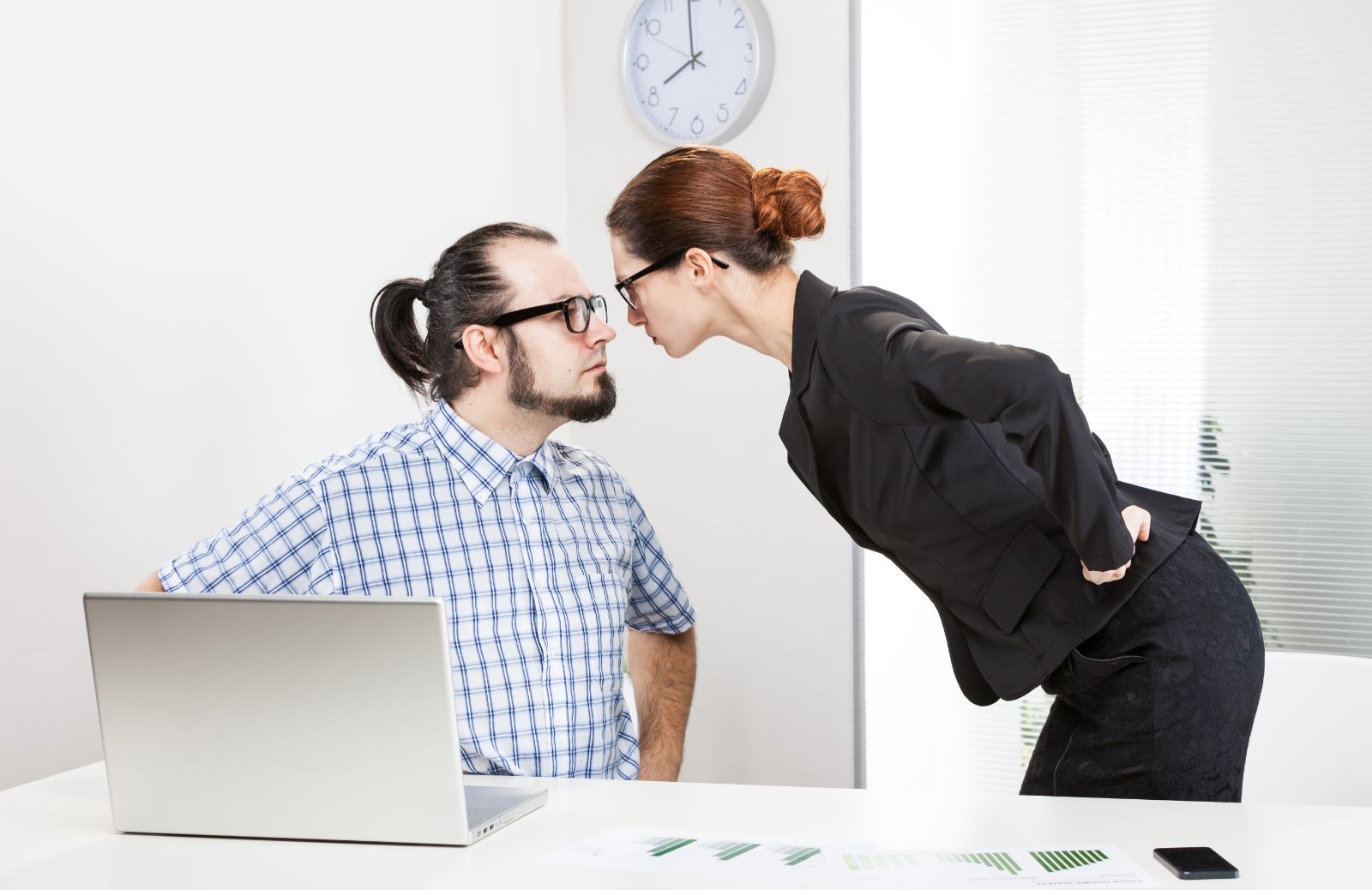 Come andare d'accordo con un ex sul posto di lavoro