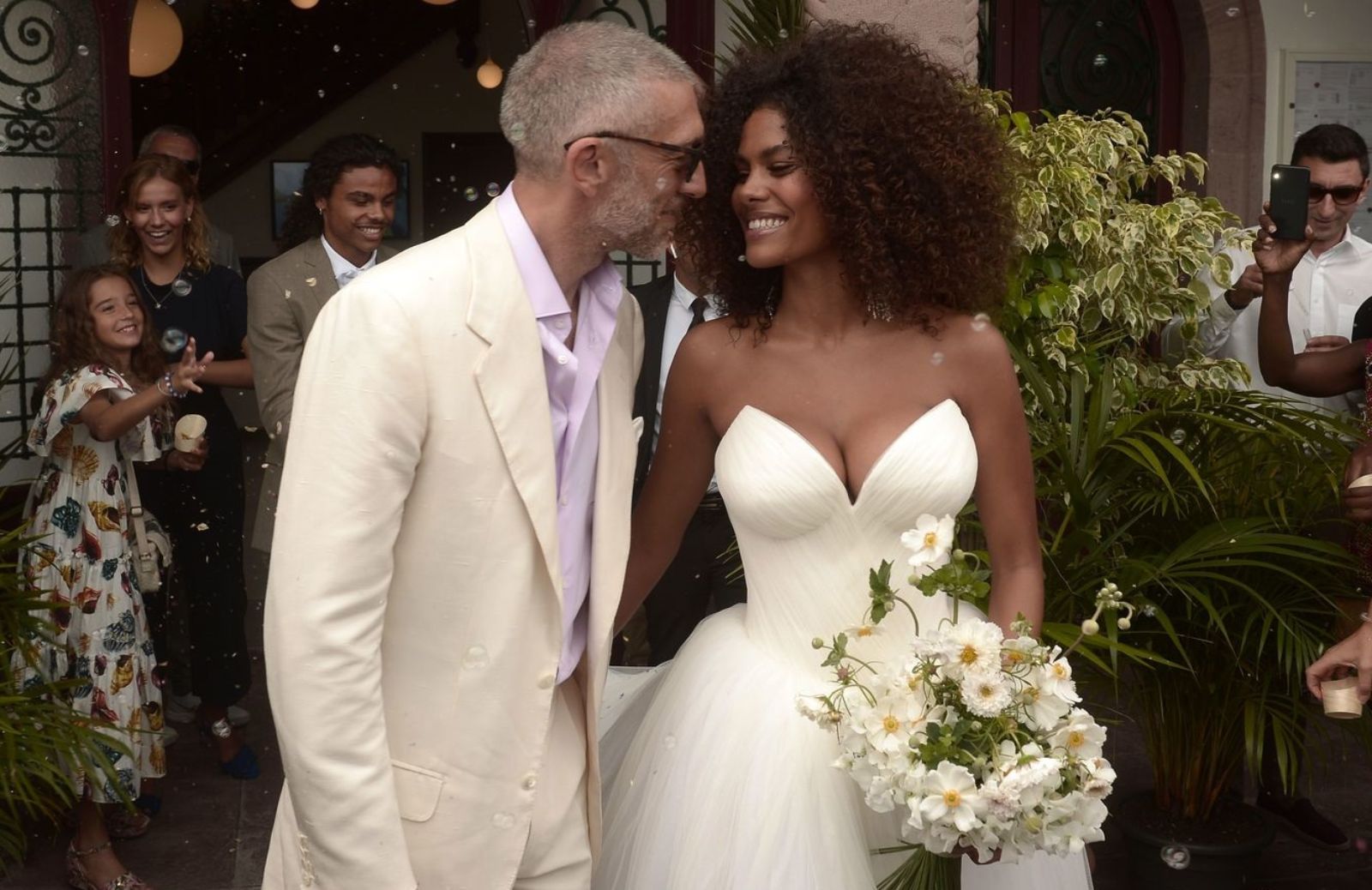 Quando lui ha 30 anni in più di te: l'amore tra Vincent Cassel e Tina Kunakey