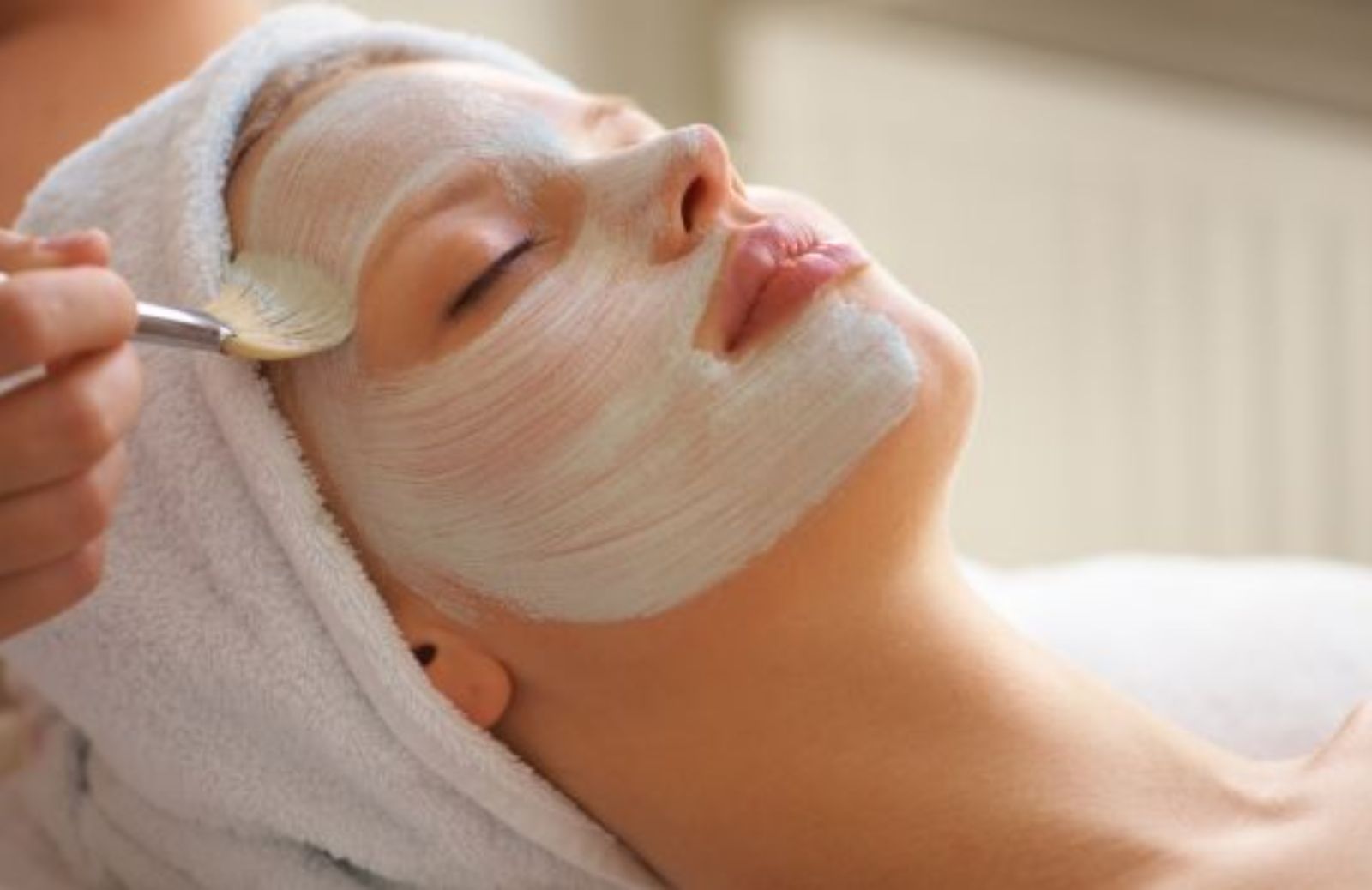 Come preparare una maschera defaticante per il viso