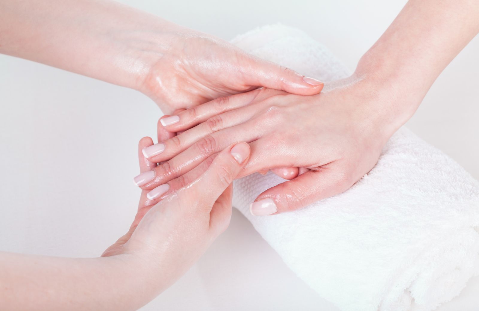 Come realizzare uno scrub per le mani con solo tre ingredienti