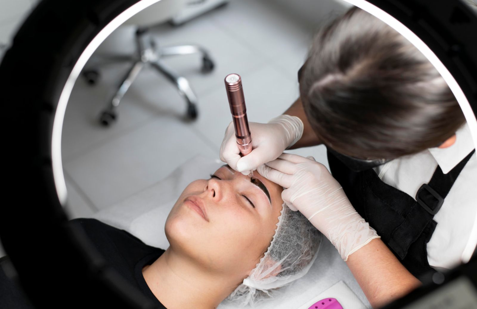 Sopracciglia tatuate a pelo: tecnica, costi, pro e contro