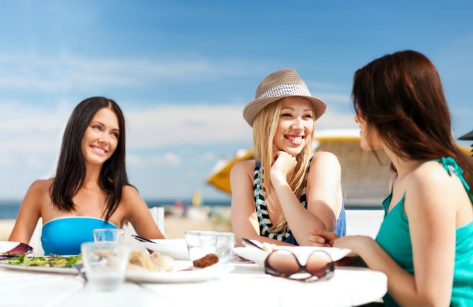 Come vestirsi per il pranzo di Ferragosto al mare