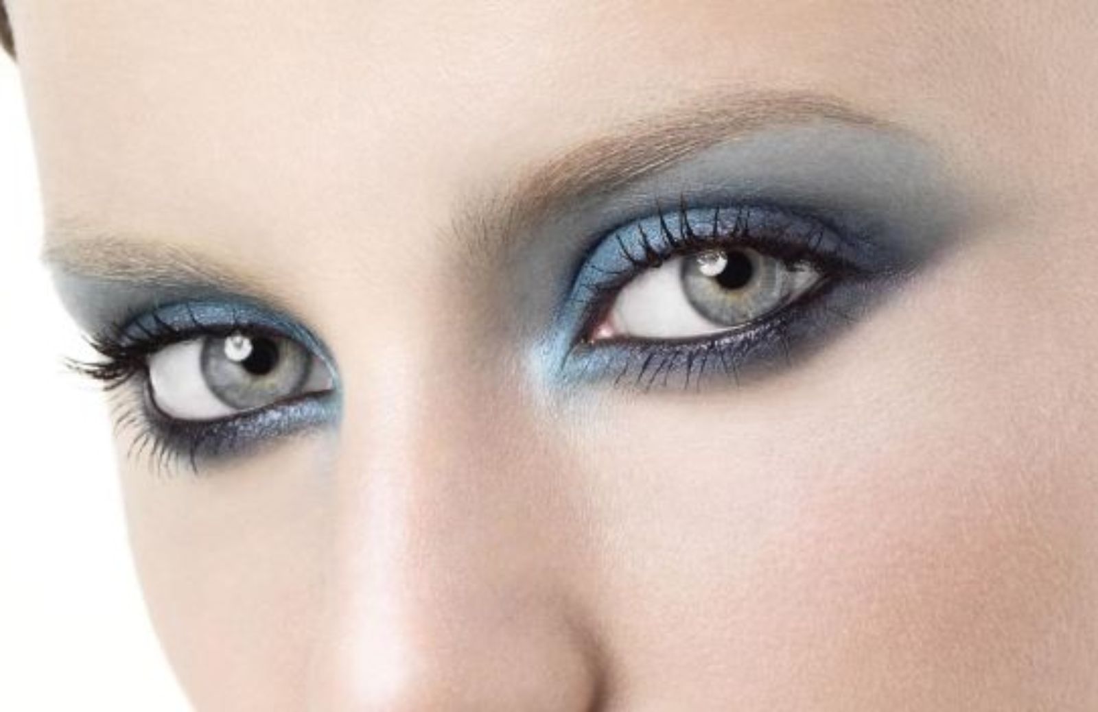 Come fare un trucco smokey eye utilizzando gli ombretti in crema