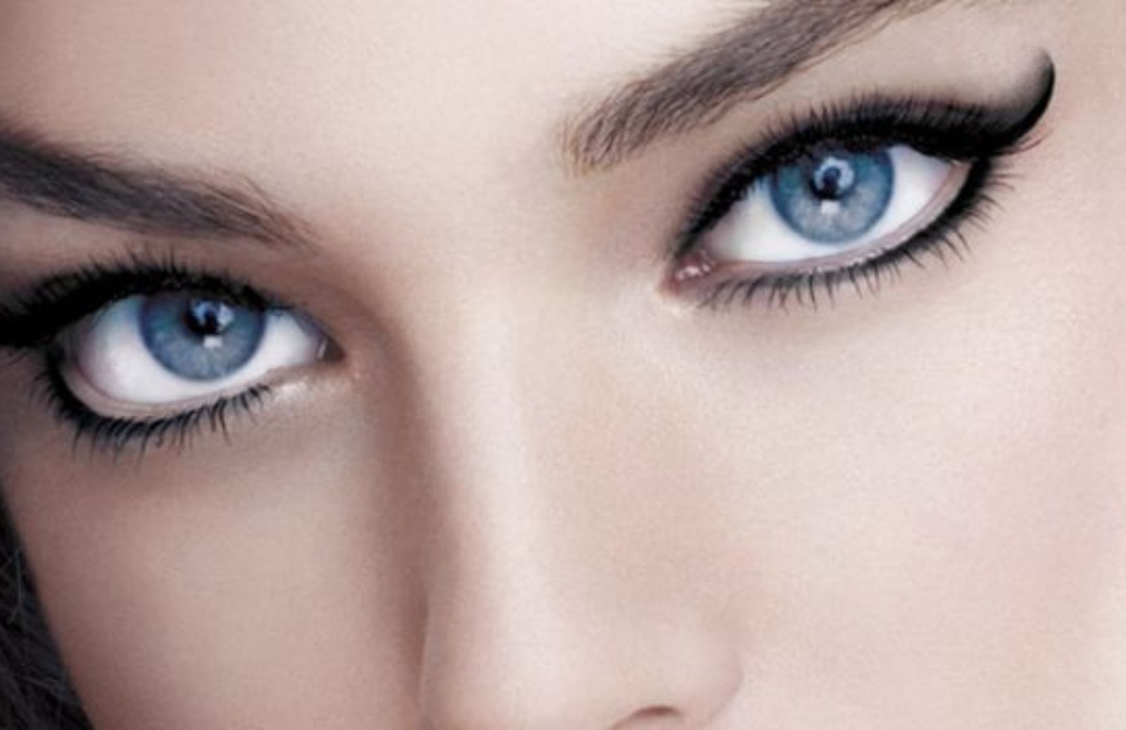 Come fare una perfetta riga con l'eyeliner