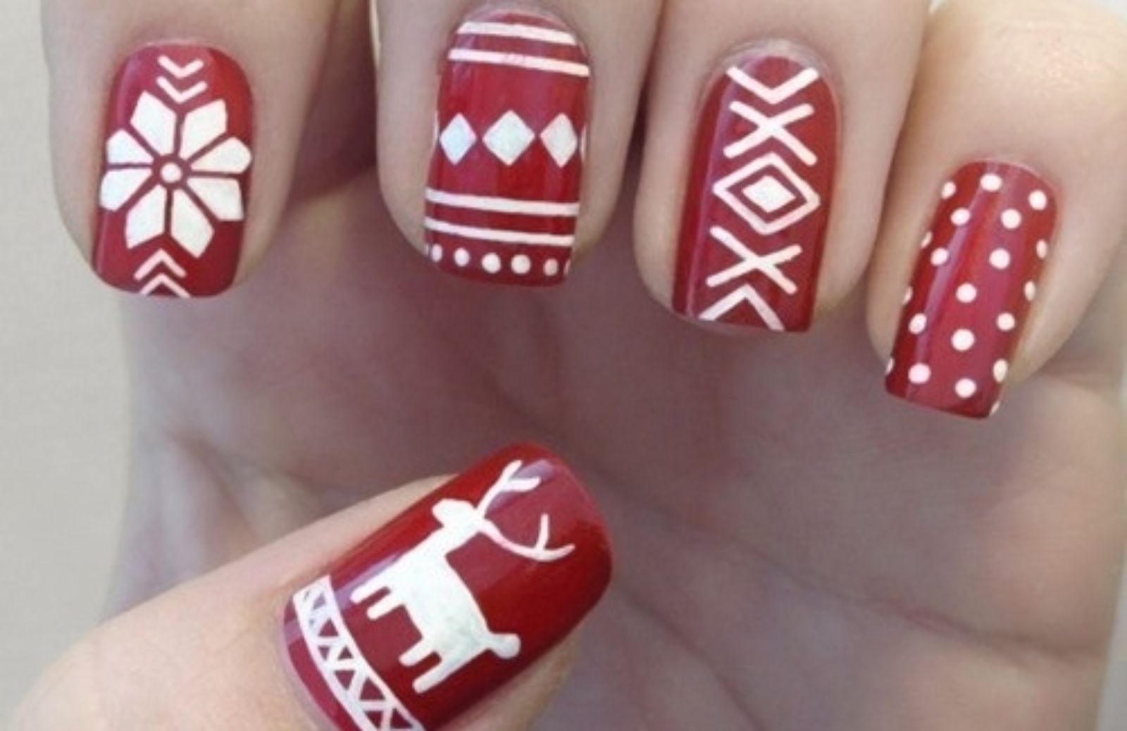 Come realizzare una nail art molto natalizia