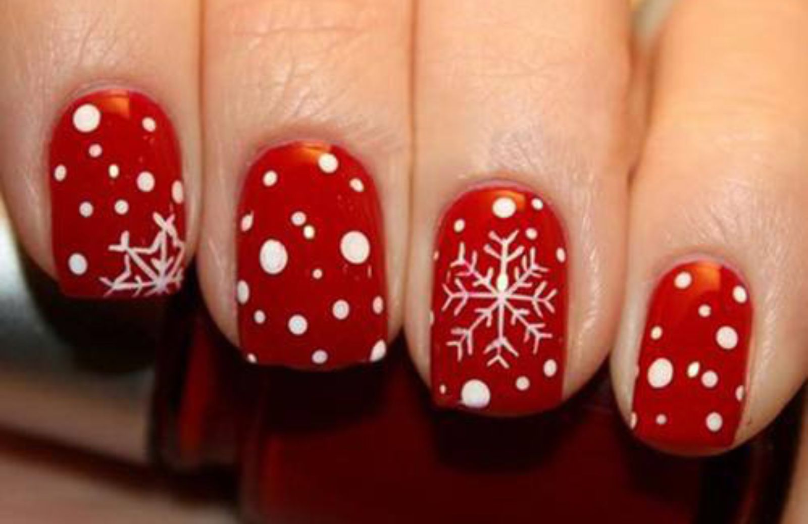 Unghie natalizie: tante idee per una nail art a tema