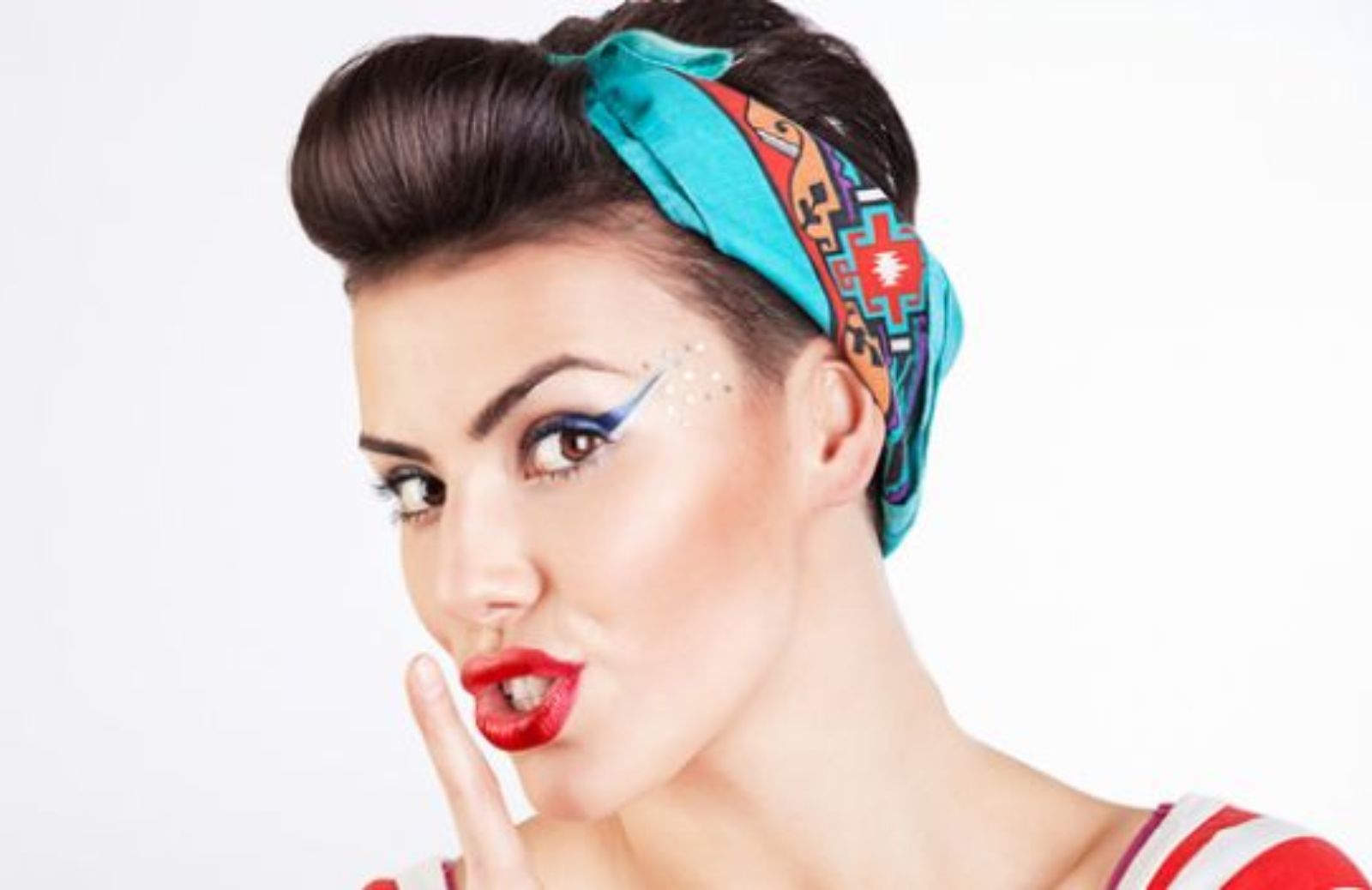 Come fare un'acconciatura da pin-up con la bandana