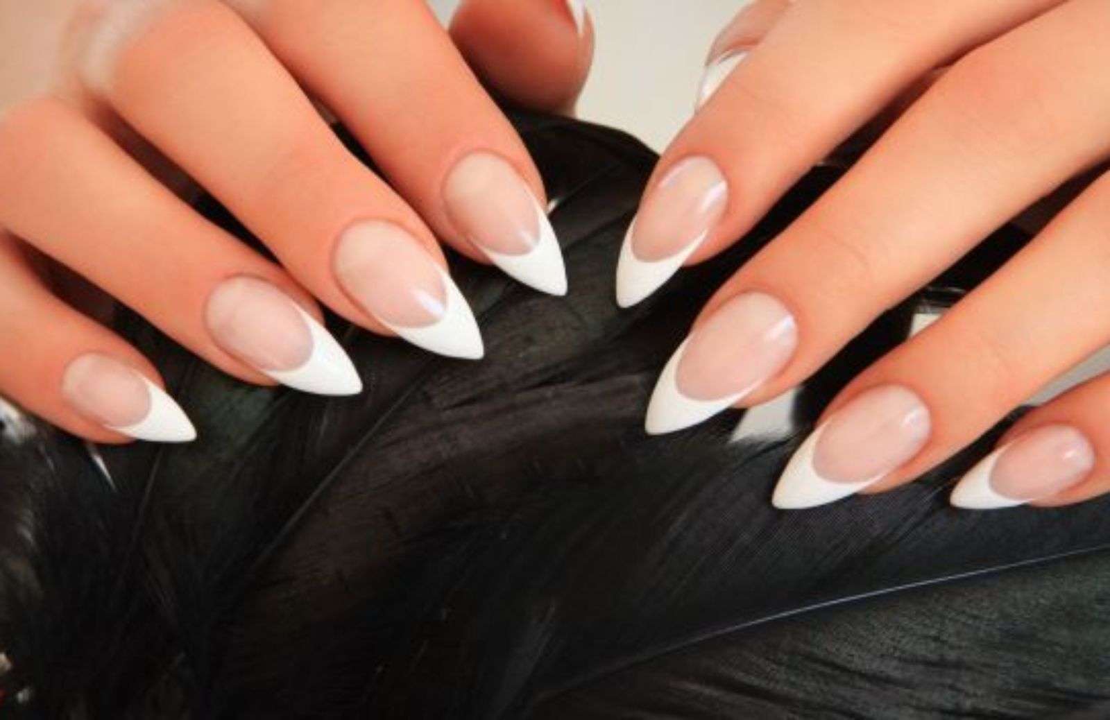 Come realizzare una manicure a stiletto