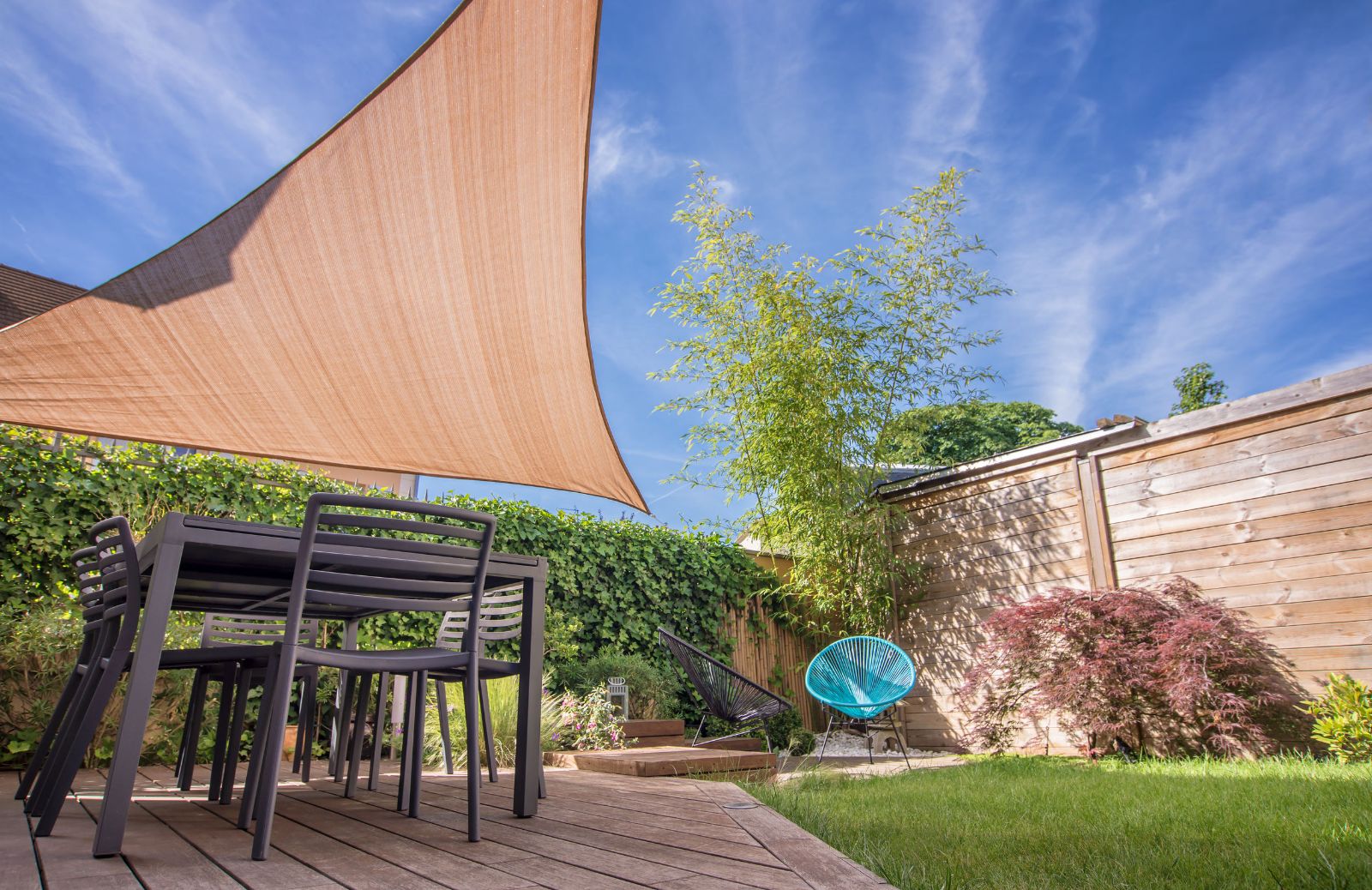 Come scegliere la tenda a vela per il giardino