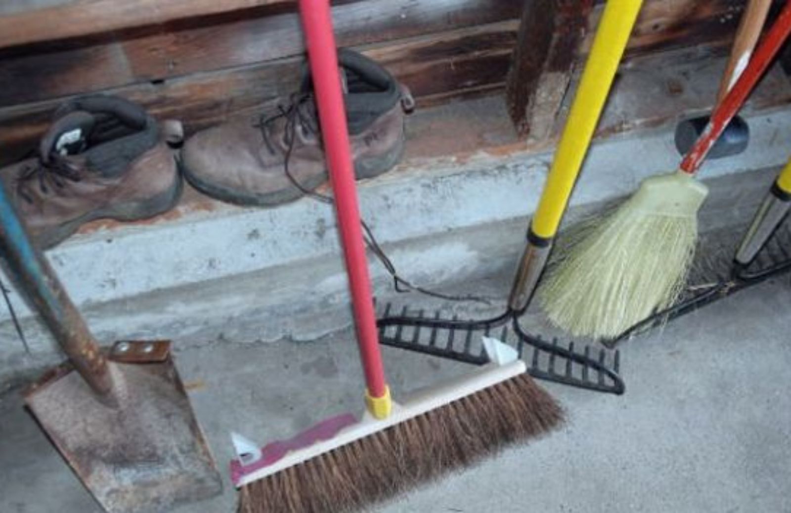 Come sostituire il manico di un attrezzo da giardino