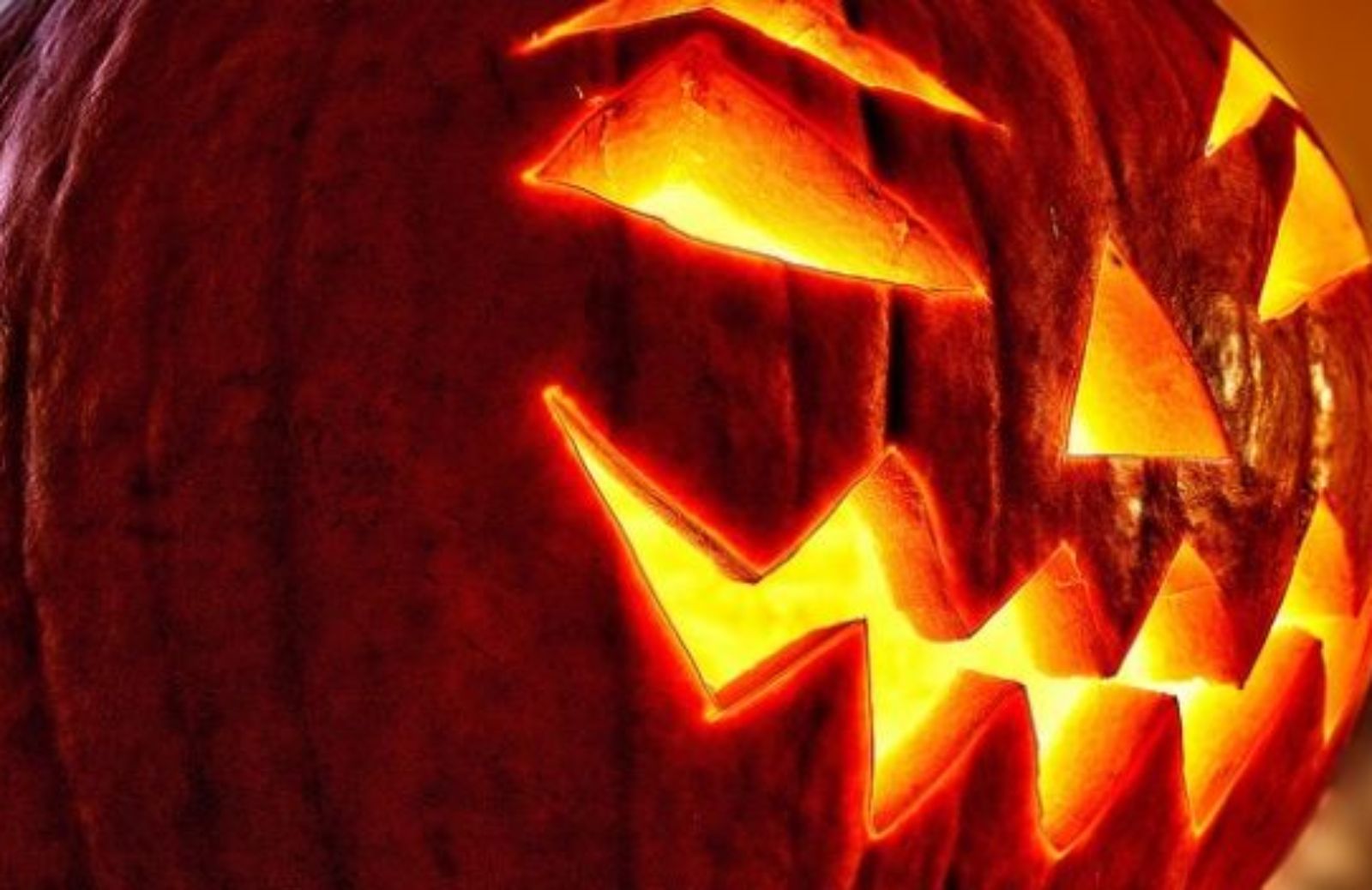 Come fare un centrotavola con la zucca per la festa di Halloween 