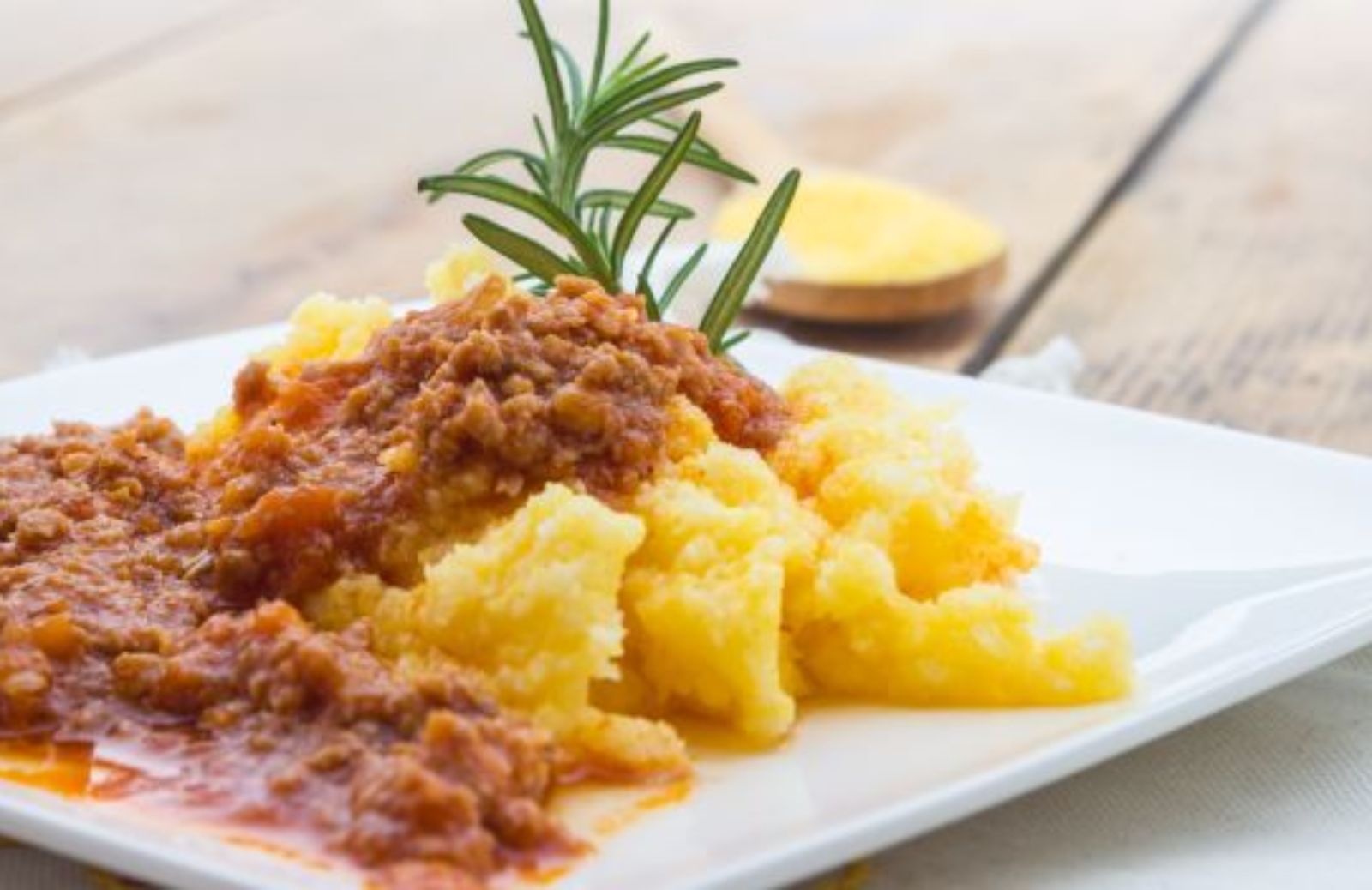 Come preparare la ricetta del pasticcio di carne e polenta per il gatto