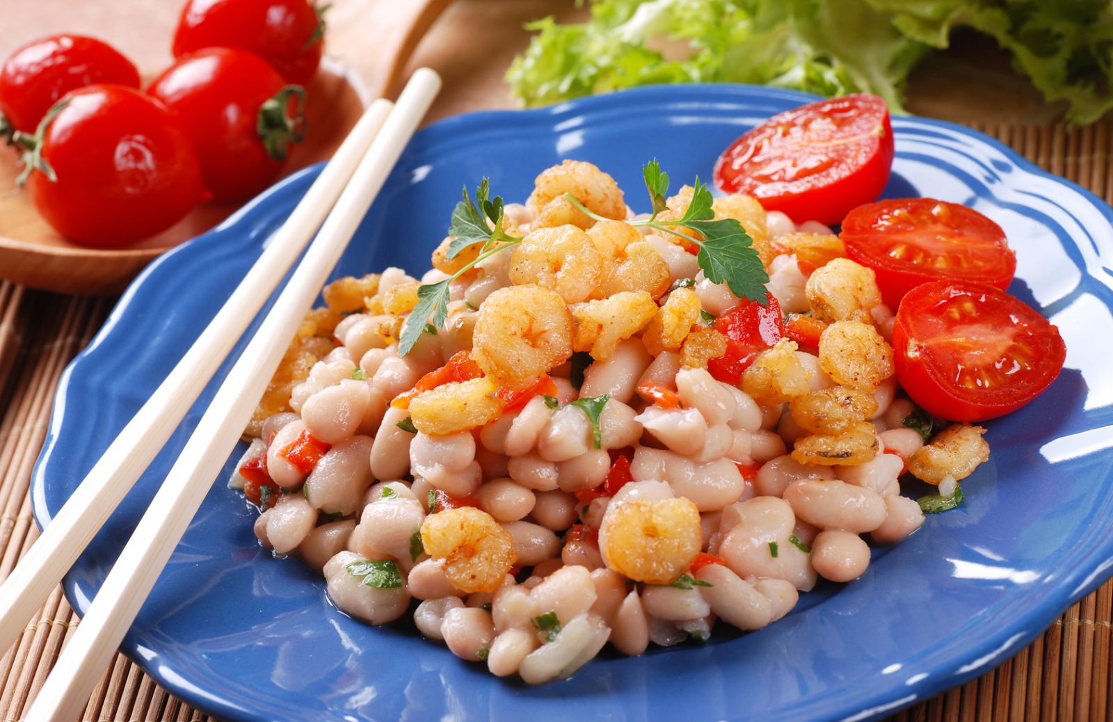 Come fare un'insalata di cannellini e gamberetti