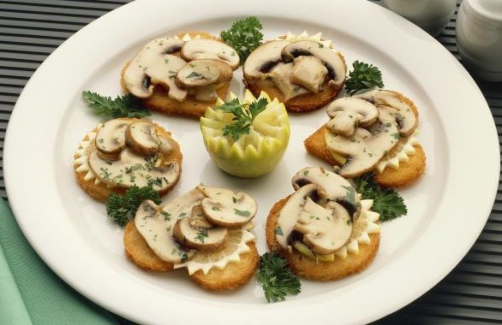 Crostini ai funghi e filetto di cinghiale: la ricetta