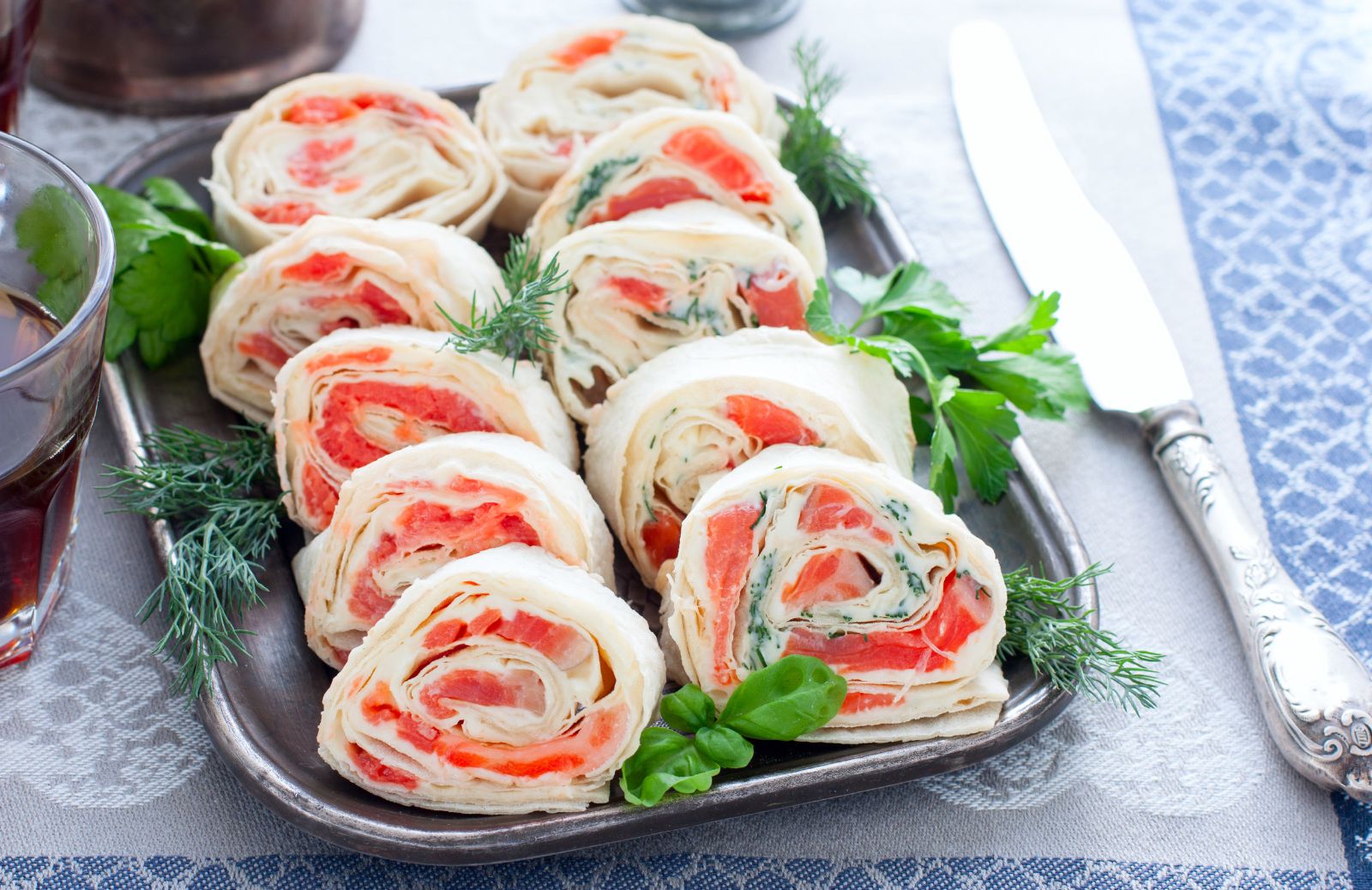 Tronchetto di Natale salato al salmone, la ricetta dell'antipasto festivo