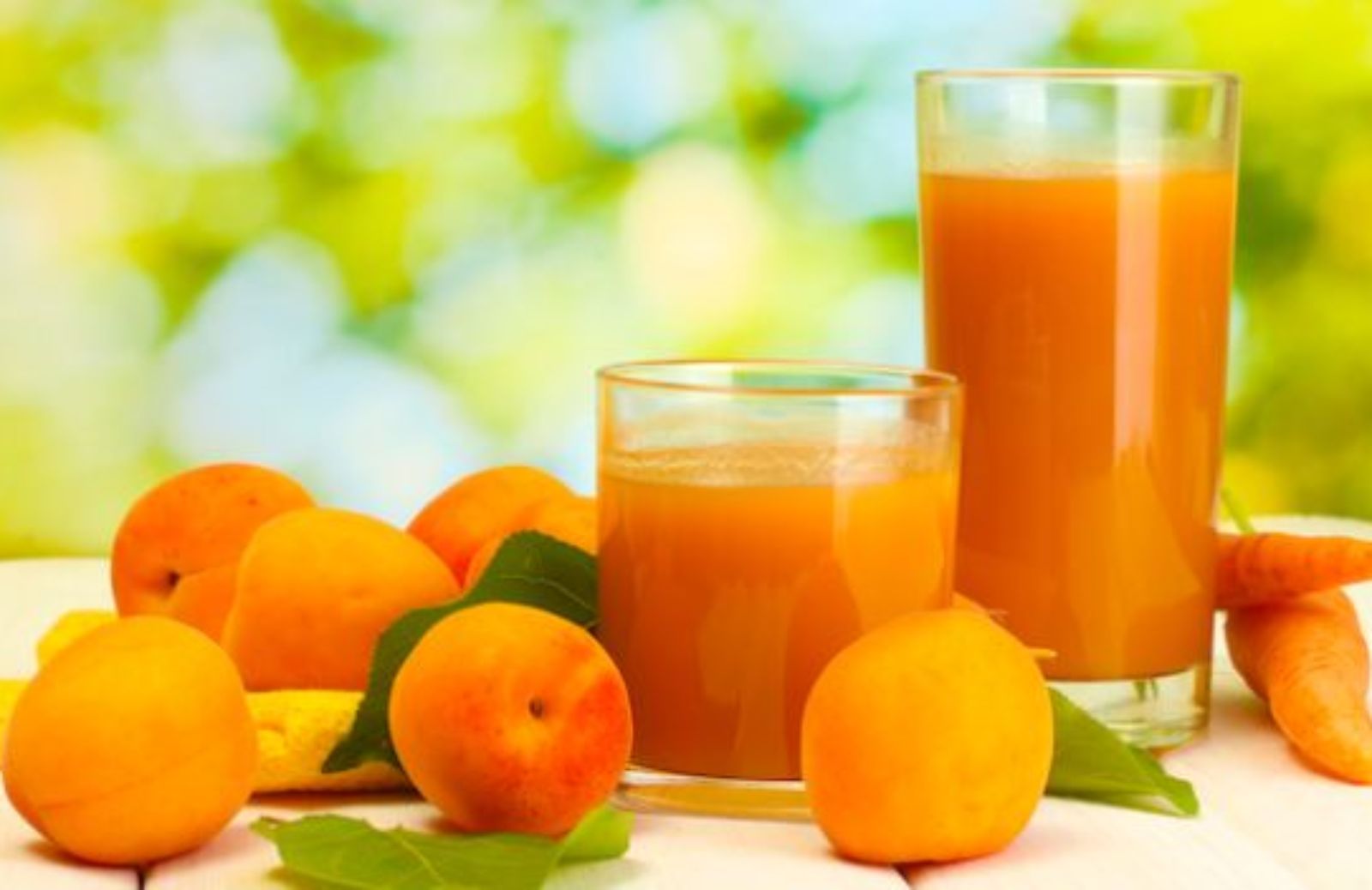 Come fare un succo di albicocche e carota