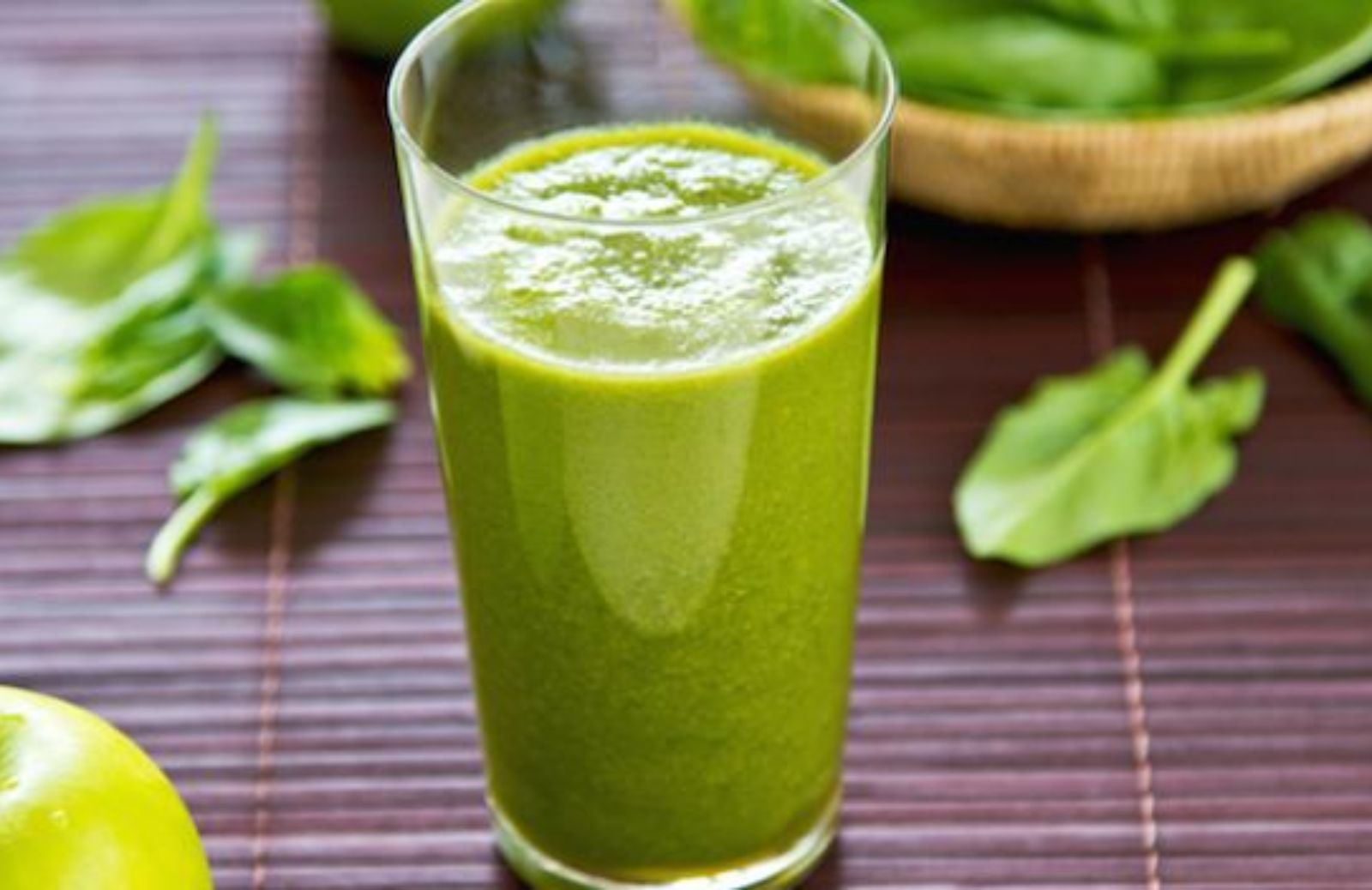 Come fare un succo di mela verde, spinaci e basilico