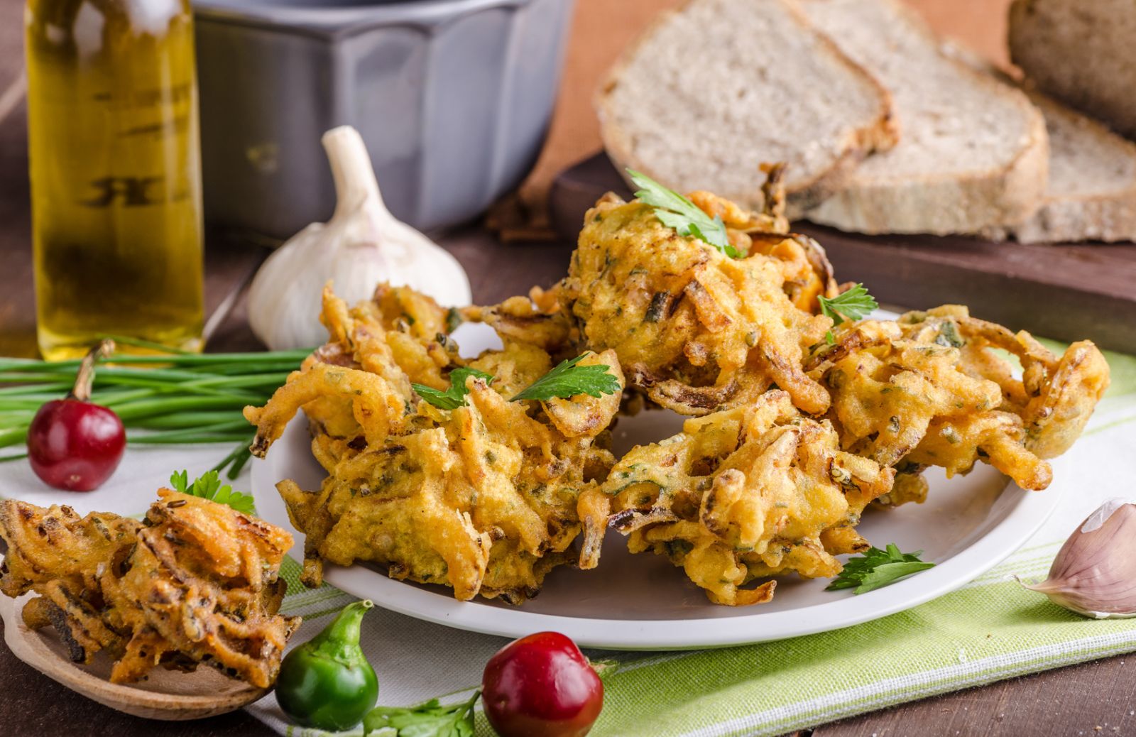 Come fare le frittelle di cipolle all'indiana