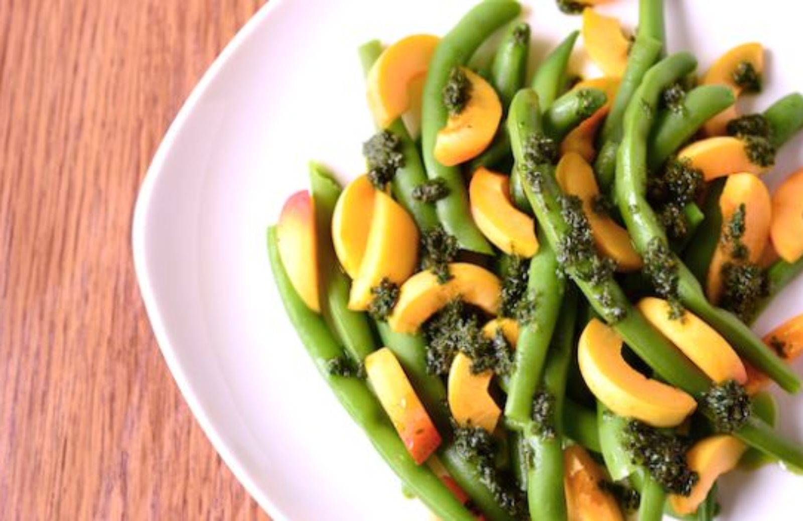 Come fare un'insalata di albicocche e fagiolini