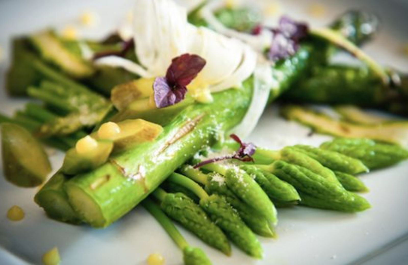 Come fare un'insalata di asparagi alle erbe