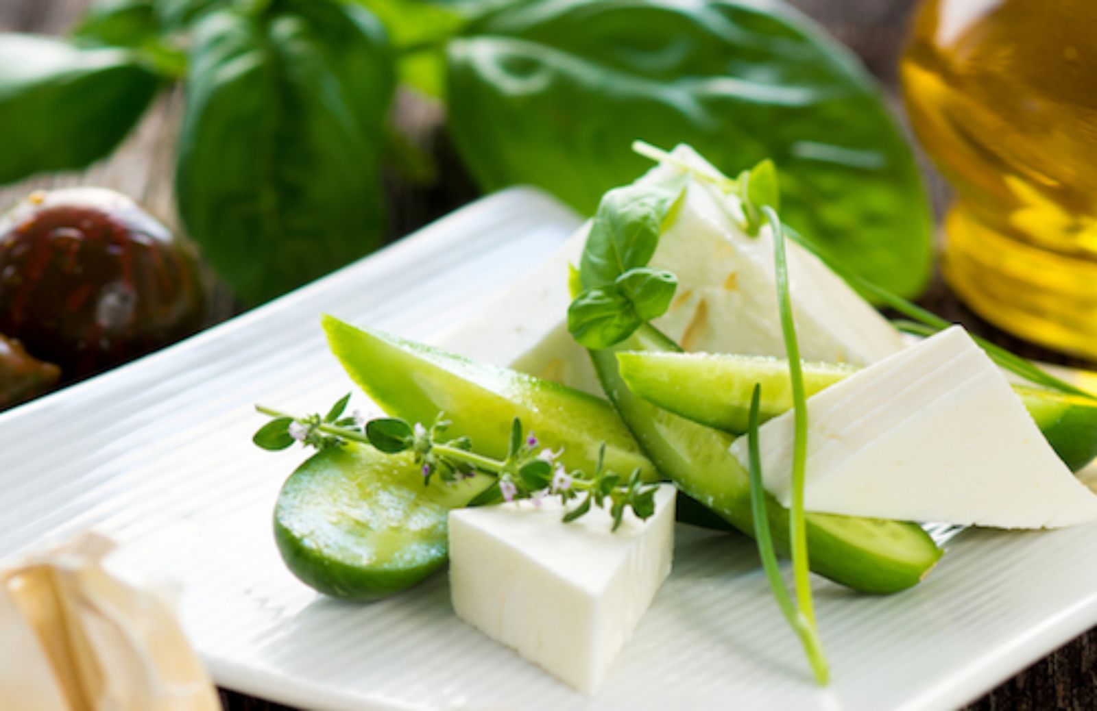 Come fare un'insalata di cetrioli, feta e olive