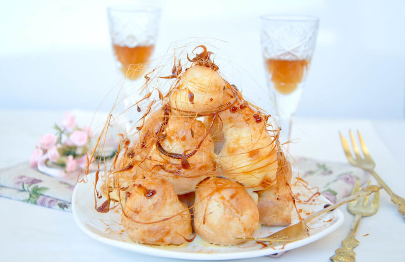 La ricetta del croquembouche, il dolce “wow” di Natale