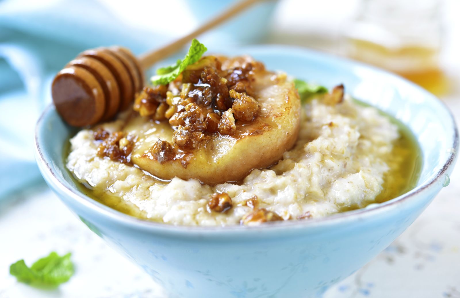 Porridge d'avena alle mele e nocciole: colazione inglese