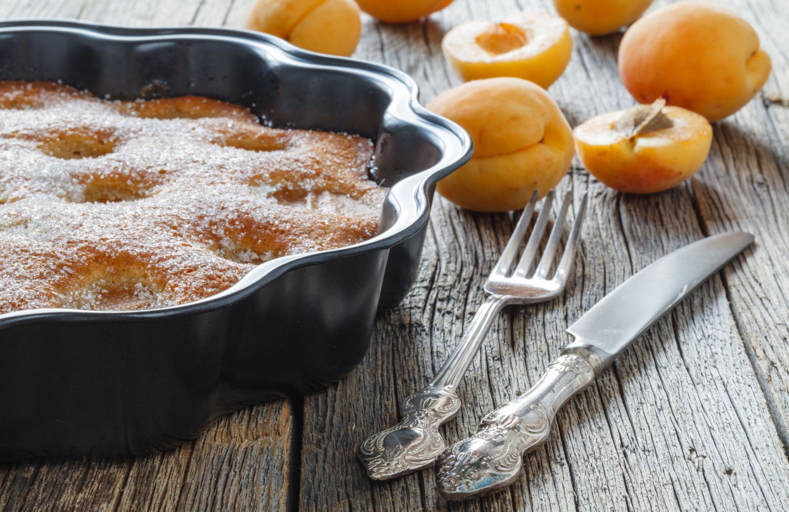 La ricetta della torta morbida di nespole e cioccolato