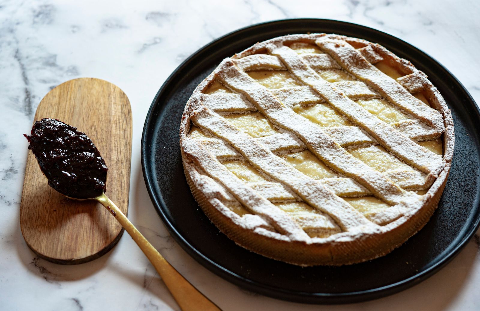 Crostata ricotta e visciole, il sapore dei ricordi “medi”