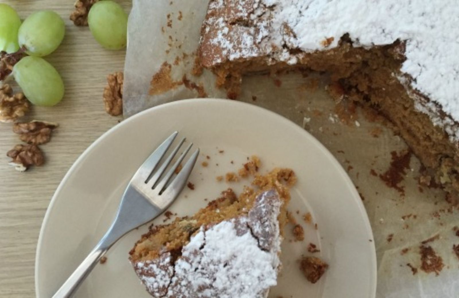 Torta all’uva con farina di farro e zucchero di canna integrale 