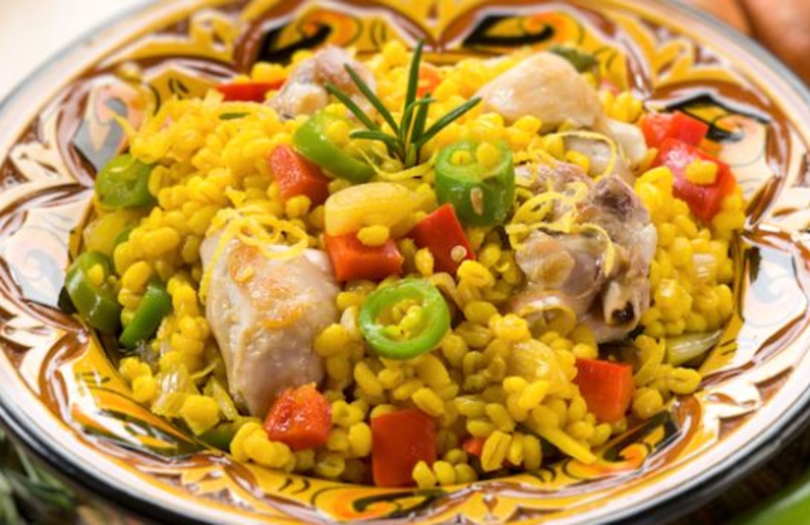 Come fare la paella di pollo con riso e cereali