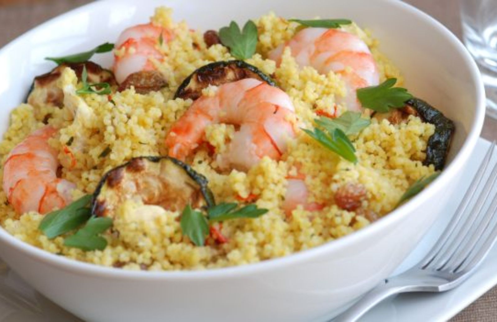 Come fare un'insalata di cous-cous-ai gamberi