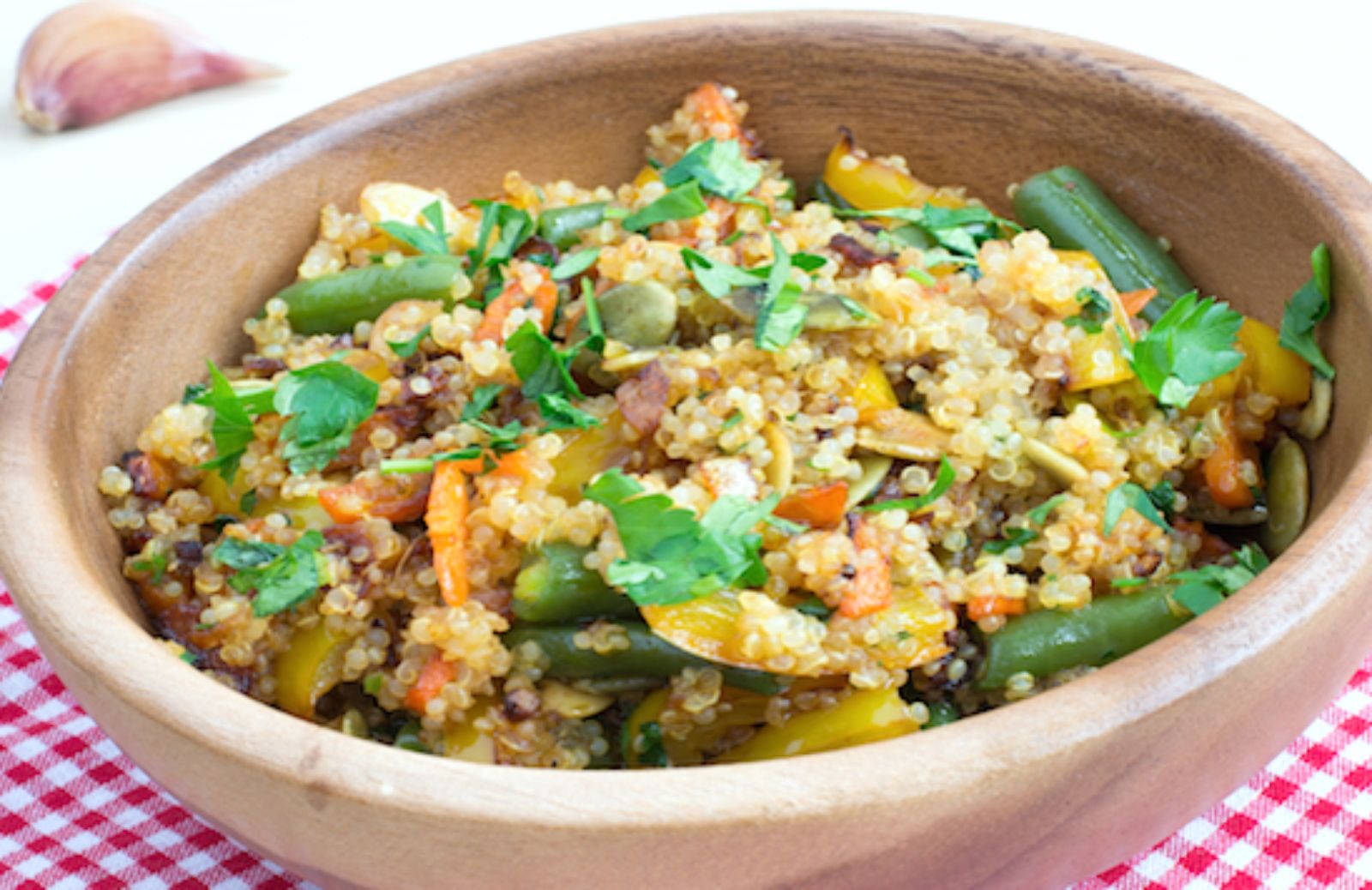 Come fare un'insalata di quinoa, mela e verdure