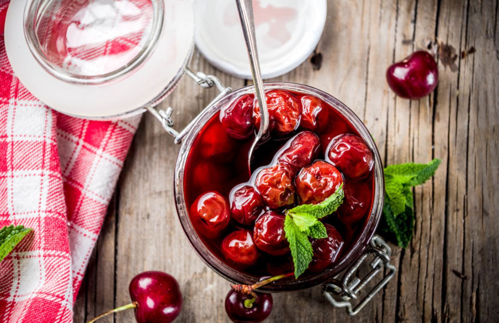 Come fare le amarene sciroppate con la ricetta della nonna