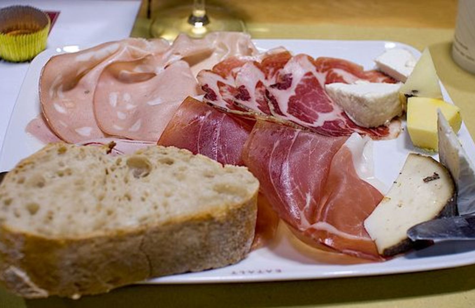 Come fare una spesa salutare. Salumi, formaggi e dolci