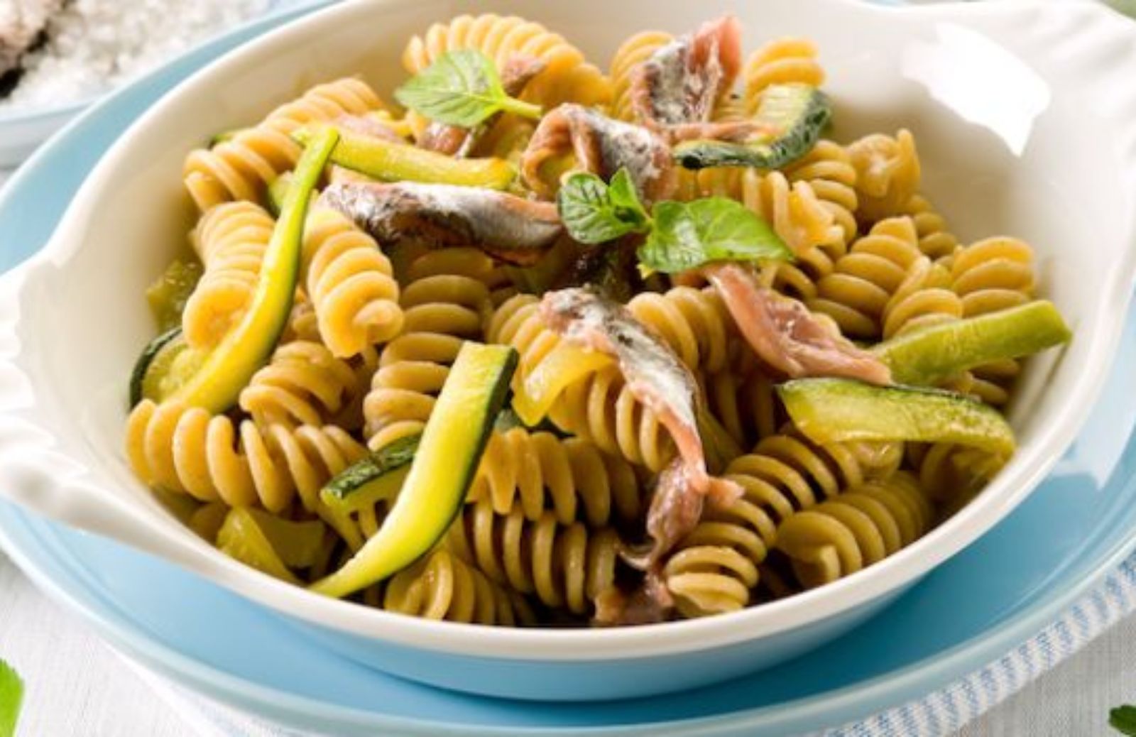 Come fare i fusilli con alici e zucchine