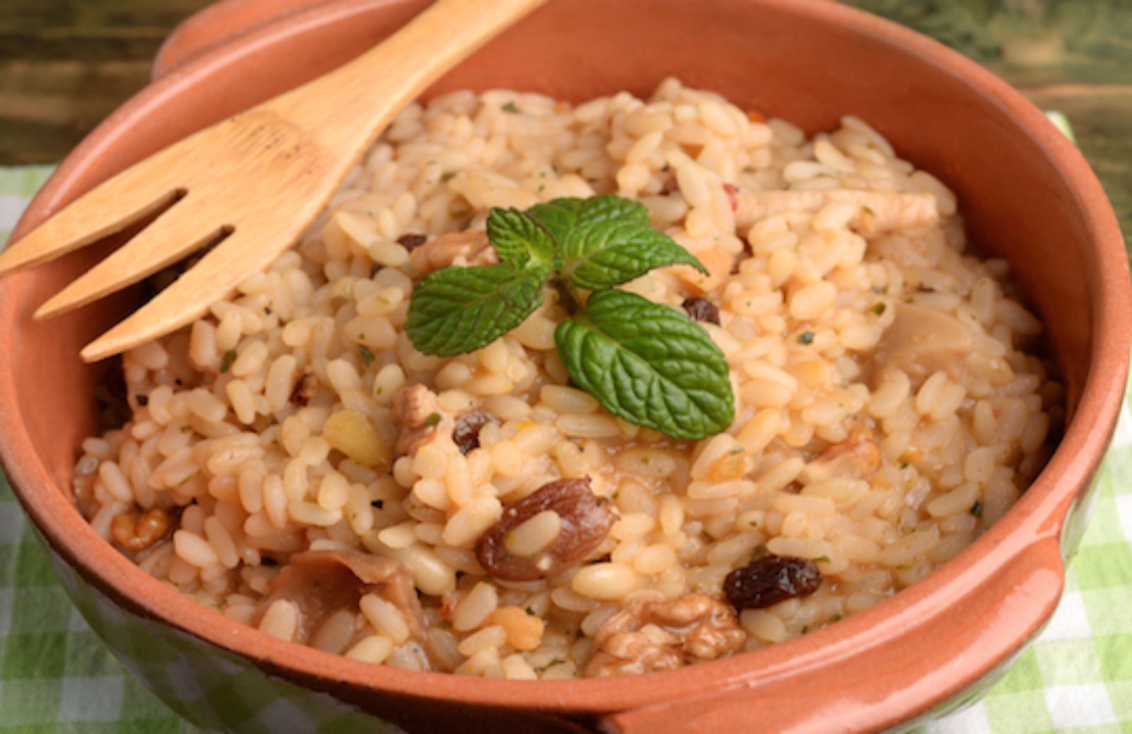 Come fare il risotto lattuga, uvetta e noci di Macadamia