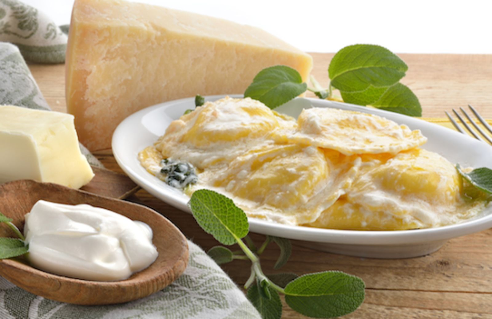 Come fare la pasta ripiena di porri, fontina e salvia