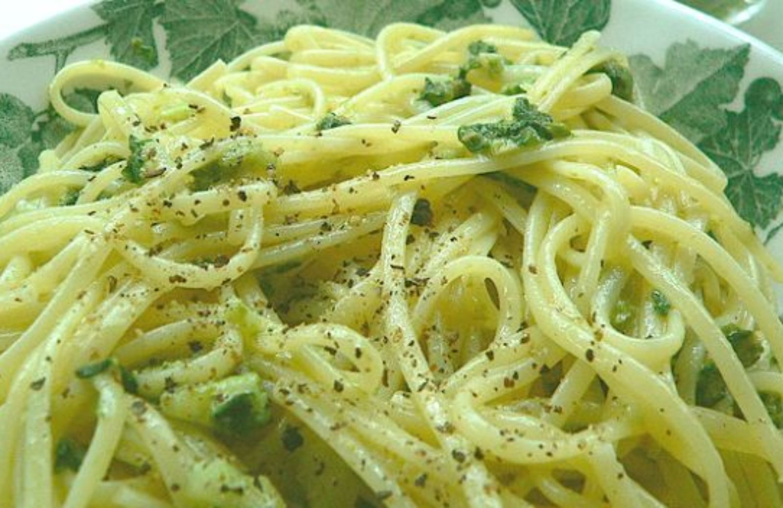 Come fare le bavette al pesto di prezzemolo, menta e pecorino