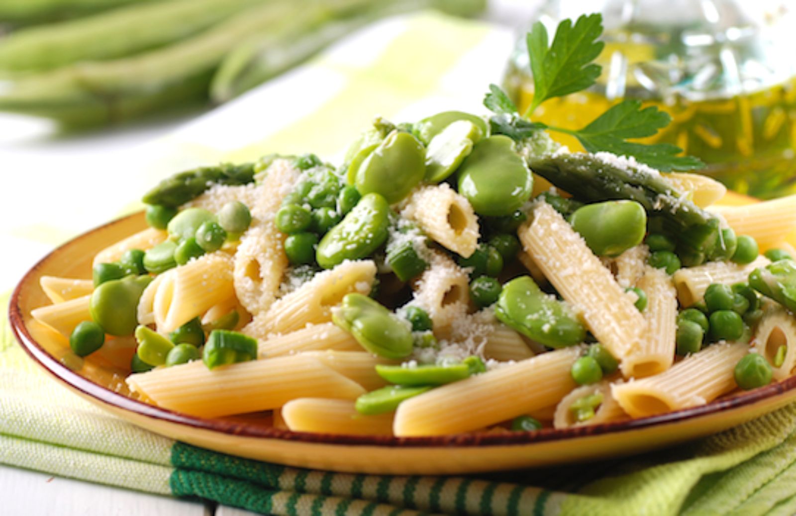 Come fare le penne alle fave, asparagi e piselli