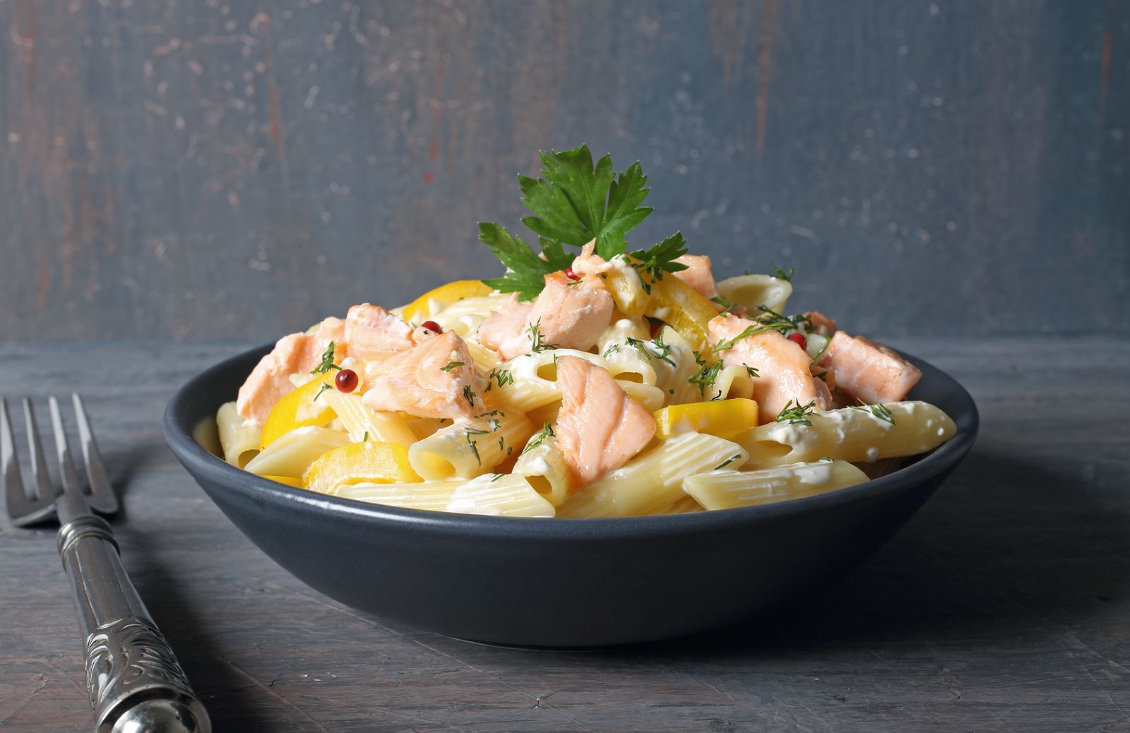 Come fare un'insalata di pasta al salmone e caprino