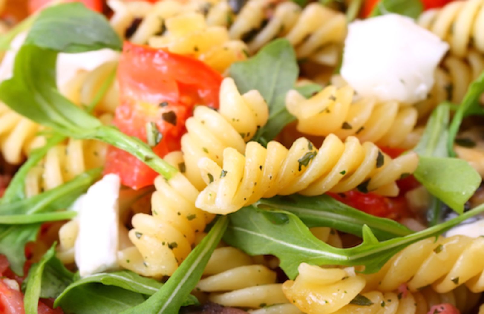 Come fare un'insalata di pasta al tofu