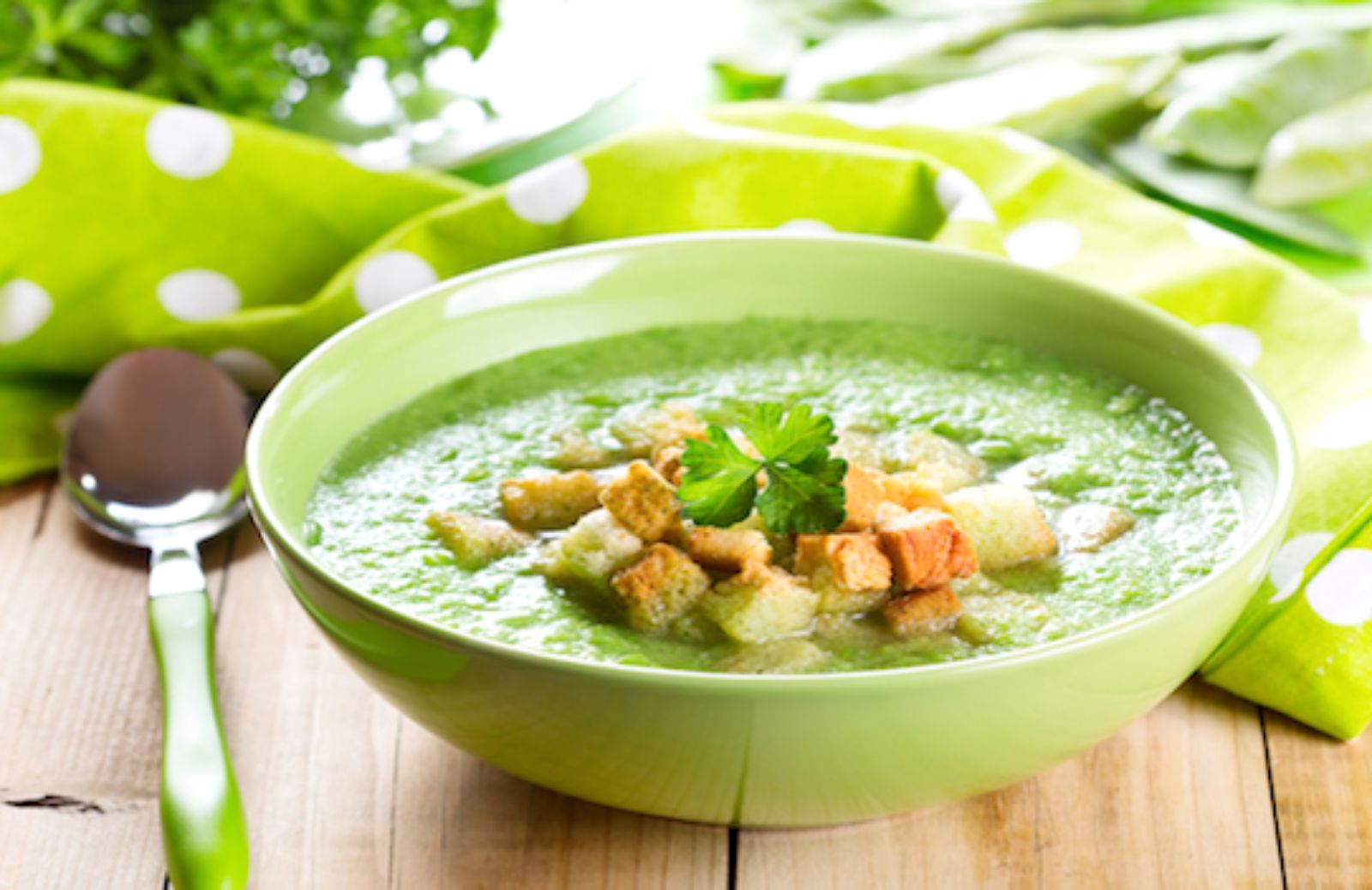 Come fare una zuppa di piselli, tarassaco e zucchine